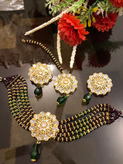 Jewelry set in green and red color